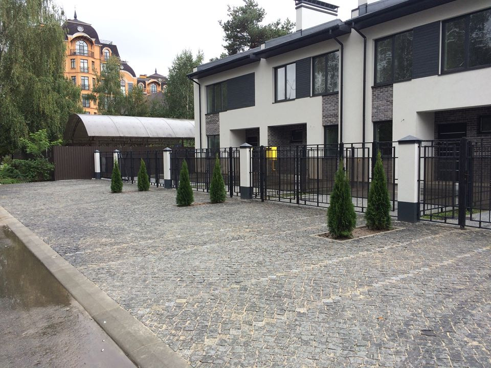 серый гранит брусчатка